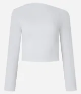 Blusa corta color blanco, con escote canoa que deja un hombro al descubierto y mangas largas.