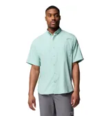 Camisa de manga corta Columbia Tamiami II para hombre, color verde agua. Confeccionada en tejido ripstop con tecnología Omni-Wick de secado rápido y protección solar Omni-Shade UPF 40. Cuenta con dos bolsillos frontales con cierre de velcro y soporte para caña de pescar.