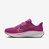Championes de running Nike Quest 6, color morado con logo en color cobre, entresuela blanca y suela marrón.
