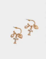 Aros dorados tipo argolla con dije de perla, corazón y cruz con strass.