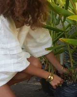 Brazalete rígido plateado con textura irregular.