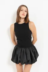 Vestido corto negro con cuerpo ajustado sin mangas y falda globo de satén.