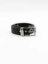 Cinto negro de diseño minimalista, con hebilla metálica y ajuste clásico.