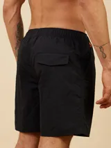 Short de baño negro con cintura elástica ajustable con cordón naranja. Presenta un pequeño estampado en la pierna derecha.