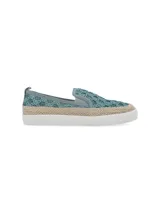 Alpargatas color coral con capellada de tejido yute y elástico en el empeine. Suela blanca con aplicación de yute y plantilla memory foam.