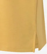Remera de algodón peruano color mostaza, de corte recto, cuello redondo y manga corta.