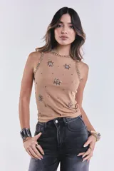 Musculosa color camel de tejido acanalado, con cuello redondo y diseño sin mangas. Decorada con tachas plateadas y strass en forma de flores.