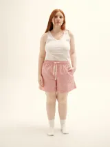 Short a rayas verticales azules y blancas de algodón, con cintura elástica y cordón ajustable. Incluye musculosa blanca de rib de regalo.