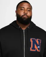 Campera negra con capucha y cierre frontal, con logo de Nike bordado en blanco en el puño izquierdo y una letra N grande en el pecho con borde naranja y relleno azul.