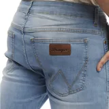 Pantalón jean Wrangler de corte recto, color celeste claro, con bolsillos delanteros y traseros.