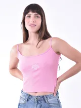 Musculosa color beige con tirantes finos y estampado de cerezas.