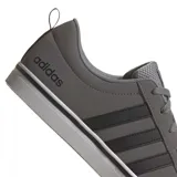 Championes Adidas VS Pace 2.0 grises con las tres tiras laterales en negro y suela blanca.
