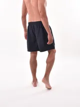 Short de baño azul oscuro con cintura elástica y bolsillos laterales.