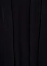 Cardigan negro de tejido de punto fino con cuello pico y manga larga.