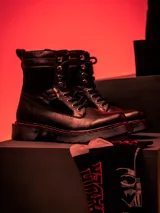 Bota de cuero negra con detalles en descarne y cordones. Tiene una altura de caña de 15 cm y punta redonda. Edición limitada de Star Wars.