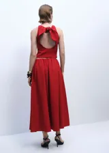 Falda midi roja con cintura elástica y fruncida, dos bolsillos laterales y forro interior.