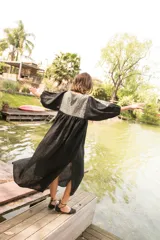 Túnica negra de lino con cuello cuadrado y mangas 3/4 abullonadas con elástico en los puños. Presenta apliques de textiles antiguos en la pechera delantera y trasera.