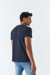 Remera azul marino de algodón con cuello redondo y mangas cortas. Estampado frontal con la frase "Find Your Way" en letras blancas y amarillas.