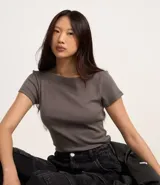 Blusa gris de rib con escote bote y manga corta.