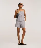 Short recto de sastre color gris claro, con cintura alta, doble trabilla y bolsillos falsos.