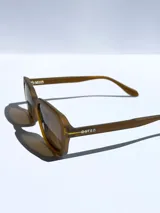 Lentes de sol color marrón con armazón rectangular y lentes polarizadas.