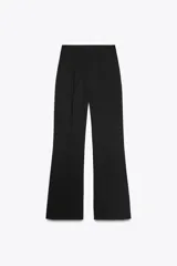 Pantalón negro de tiro alto y corte acampanado, con cierre frontal de cremallera dorada.