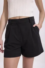 Short negro de vestir con bolsillos laterales y cintura alta.