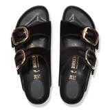 Sandalias Birkenstock modelo Arizona Big Buckle, color negro, con dos correas de terciopelo ajustables y hebillas doradas grandes. La plantilla es anatómica de corcho y la suela de EVA.