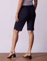 Bermuda blanca de gabardina elastizada marca Zac & Rachel.