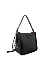 Cartera cuadrada color marrón con correa al hombro y cierre interno.