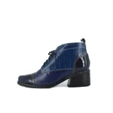 Botín tipo borcego de cuero negro en combinación de crocco y charol, con costuras destacadas y plantilla anatómica.