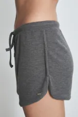 Short gris de poliéster, viscosa y elastano, con cintura con cordón ajustable.