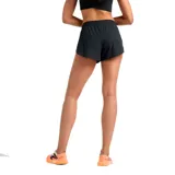 Short de running negro con logo reflectivo de New Balance en el lateral. Cuenta con tecnología NB ICE para controlar la humedad, cintura con cordón de ajuste, forro sin costuras, aberturas laterales y bolsillos internos.