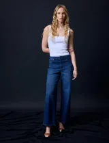 Jean wide leg de tiro alto, color azul oscuro, con pierna ancha, pretina con pasadores, botón y cierre. Delantera y trasera con bolsillos.