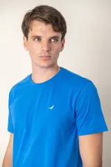 Remera lisa color rosa con logo bordado en el pecho, confeccionada en 100% algodón.