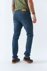 Jean de hombre de corte regular, color azul denim.