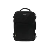 Mochila negra de tela con diseño estructurado, múltiples compartimentos frontales con cierres y asa superior.