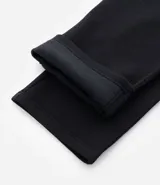 Pantalón de hombre color verde oliva, de corte recto y holgado, confeccionado en tejido de algodón y poliéster. Posee cintura elástica con lazo ajustable y bolsillos laterales.