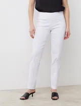 Pantalón blanco de gabardina elastizada marca Zac & Rachel. Tiene pretina ancha con faja interna modeladora, largo de pierna con costura frontal pespunteada y bolsillos ojal simulados en la parte trasera.