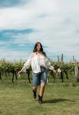 Camisa color beige con encaje en la parte delantera y en las mangas, de corte holgado.