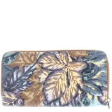 Billetera con cierre de cremallera, con estampado de hojas en tonos marrón, amarillo y azul.