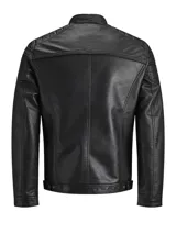 Campera negra de cuero sintético con cuello mao, cierre frontal con cremallera, bolsillos laterales y en el pecho con cremallera, mangas largas con detalle de costuras en los hombros.