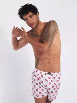 Bóxer de algodón con estampado floral en tonos azul y blanco, con cintura elástica y logo de la marca en el centro.