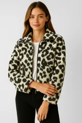 Campera corta color beige de tela tipo sherpa, con cuello alto, cierre frontal con cremallera, bolsillos laterales y corte holgado.