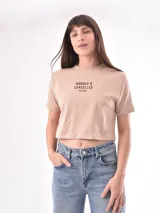 Remera color beige con estampado frontal que dice "Monday is cancelled, go home".