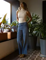 Jean wide leg de tiro alto, color azul, con pretina con pasadores, botón y cierre. Presenta bolsillos delanteros y traseros.