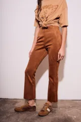 Pantalón marrón acampanado de gamuza sintética, tiro alto y corte ajustado.