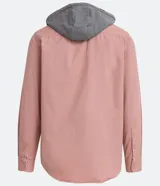 Camisa manga larga color rosa con capucha gris, cierre con botones, bolsillos frontales y corte recto.