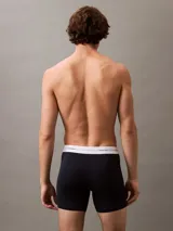 Pack de tres bóxers largos de algodón modal en color verde claro, azul y azul marino, con cintura elástica blanca con logo Calvin Klein.