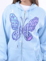 Campera celeste con cierre frontal y capucha, con estampado de mariposa en el frente y la espalda.